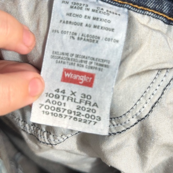 Wrangler Premium Quality Relaxed Fit Jeans Men’s 44x30 Dark Wash Denim Straight - Picture 3 of 11